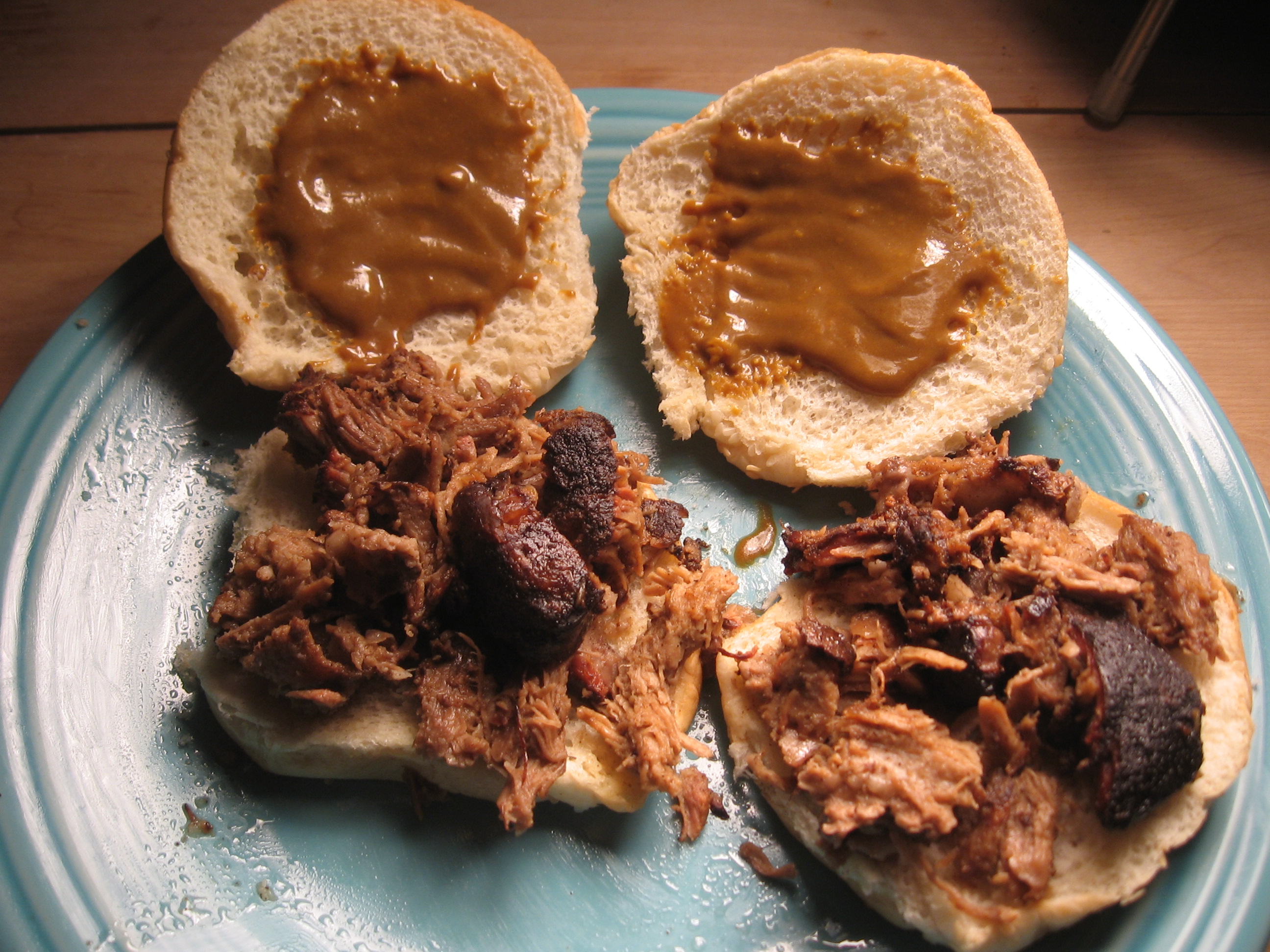 Barbecue estilo Carolina do Sul com mostarda