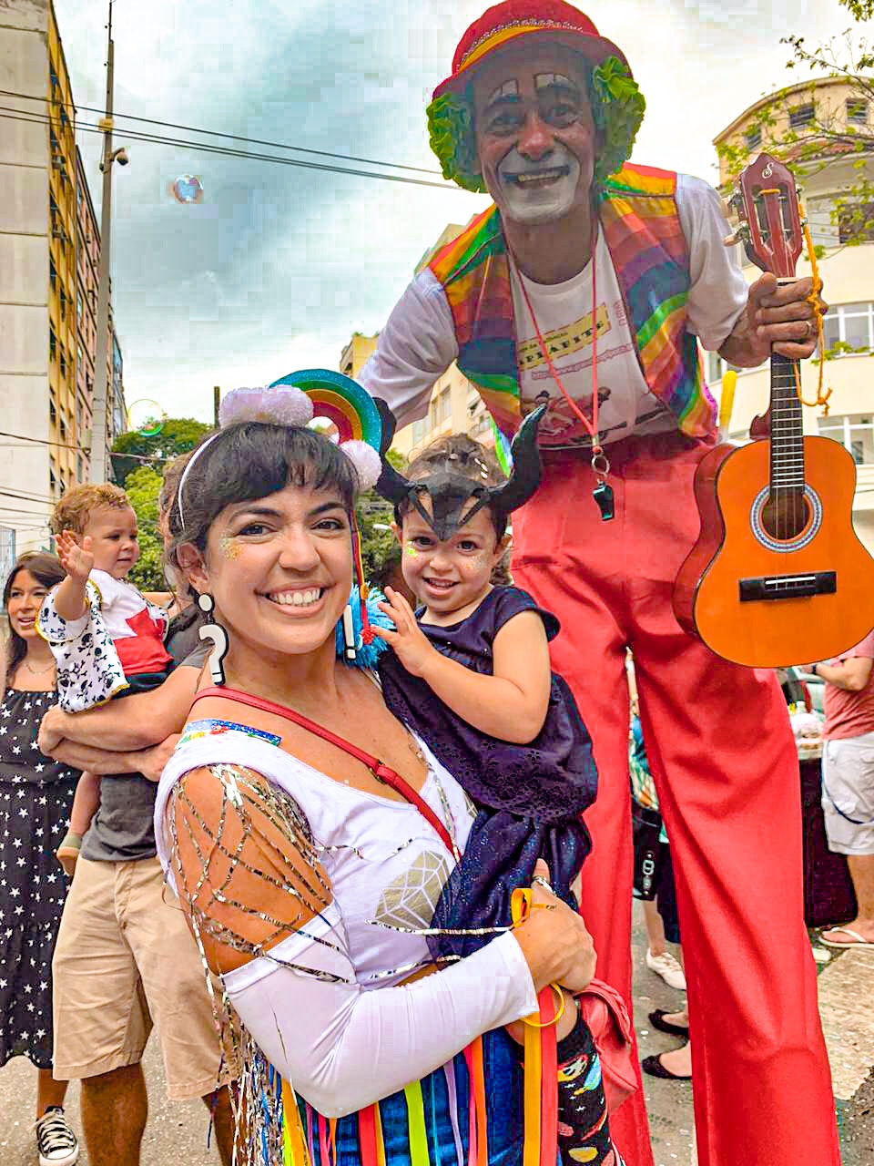 Crianças com palhaço perna de pau no GBzinho