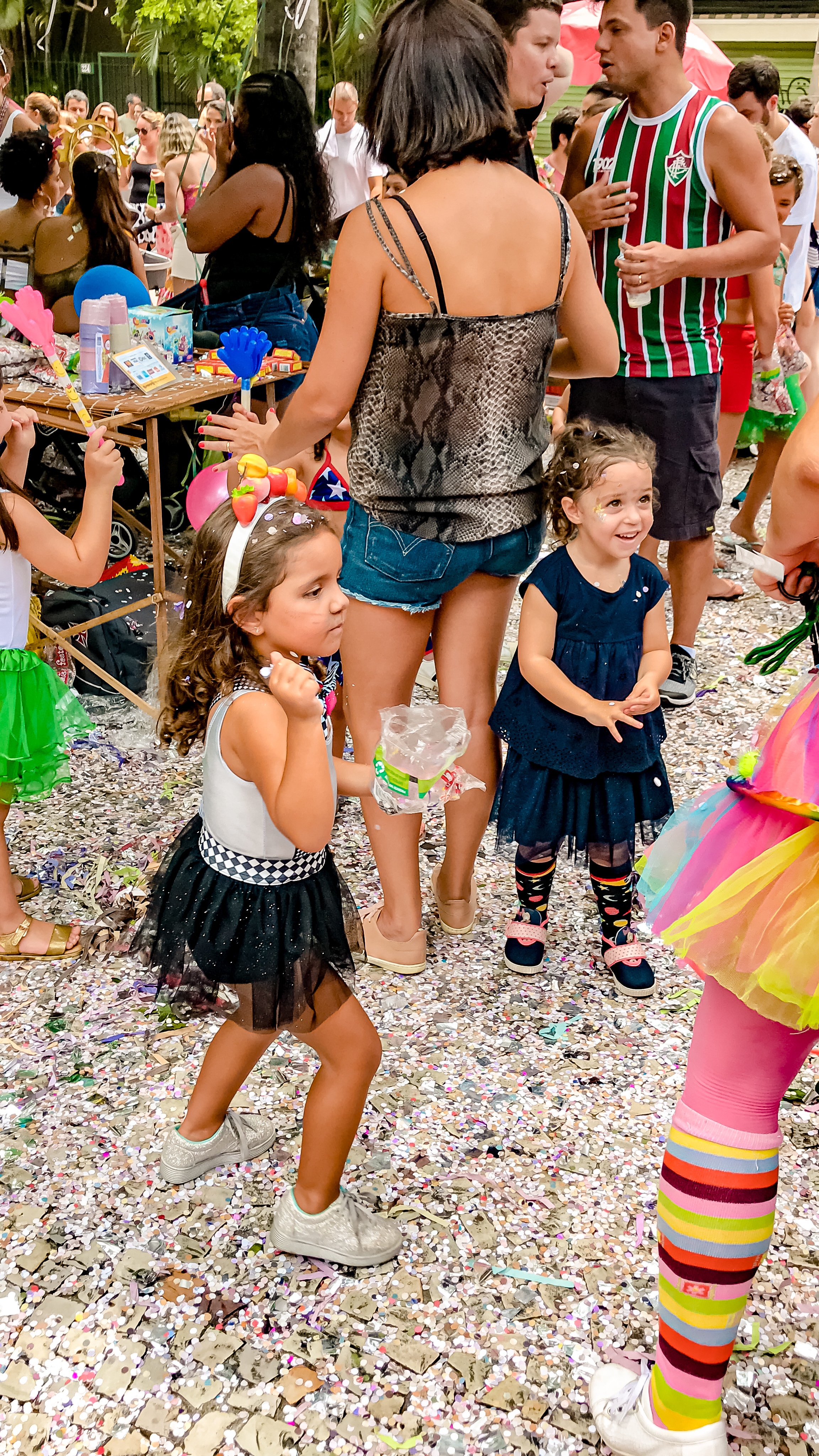 Crianças brincando no bloquinho